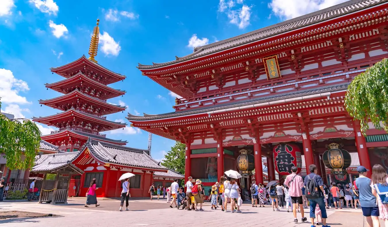 Celebrul templu Sensoji în timpul unei zile însorite în zona Asakusa din Tokyo, Japonia