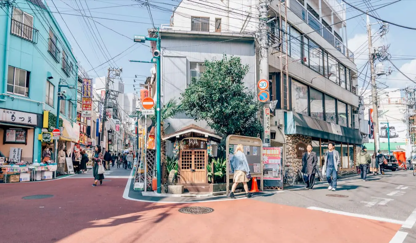 En solrik dag i Shimokitazawa med folk som går rundt og utforsker i Tokyo, Japan