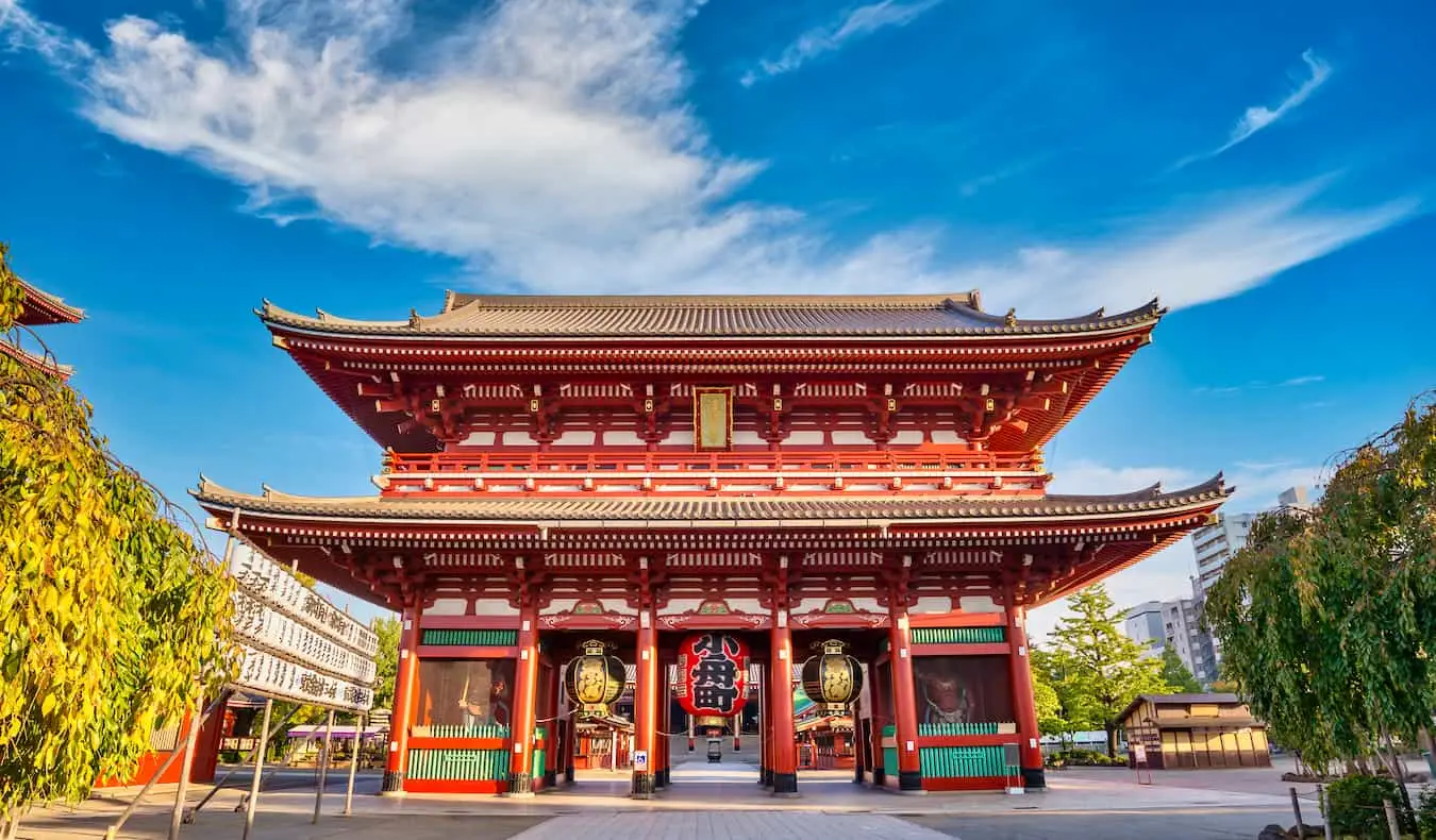 Poznati hram Senso-ji u svijetlom i sunčanom Tokiju, Japan