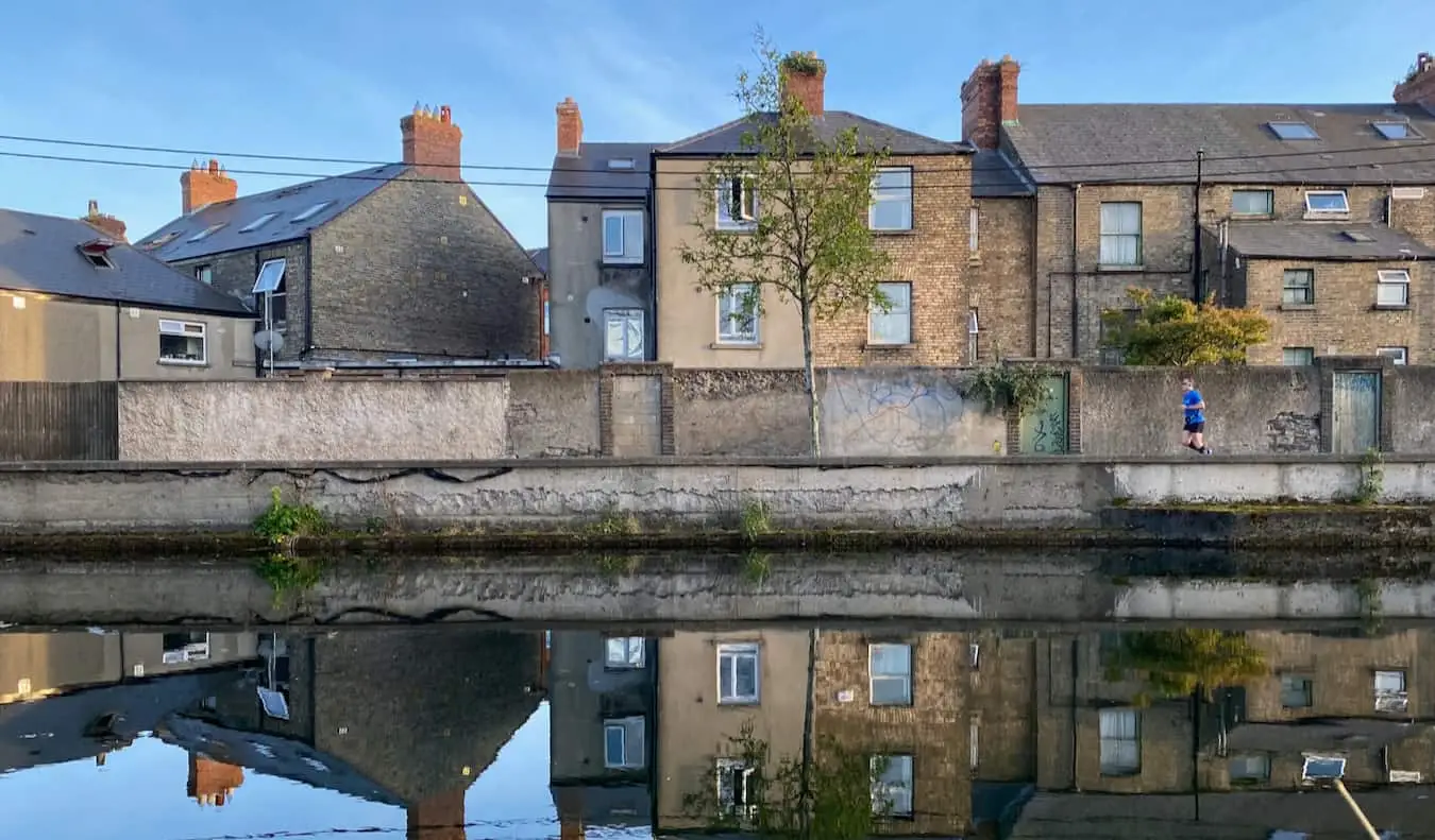 Oude huizen langs de rivier de Liffey in het Portobello-district van Dublin, Ierland