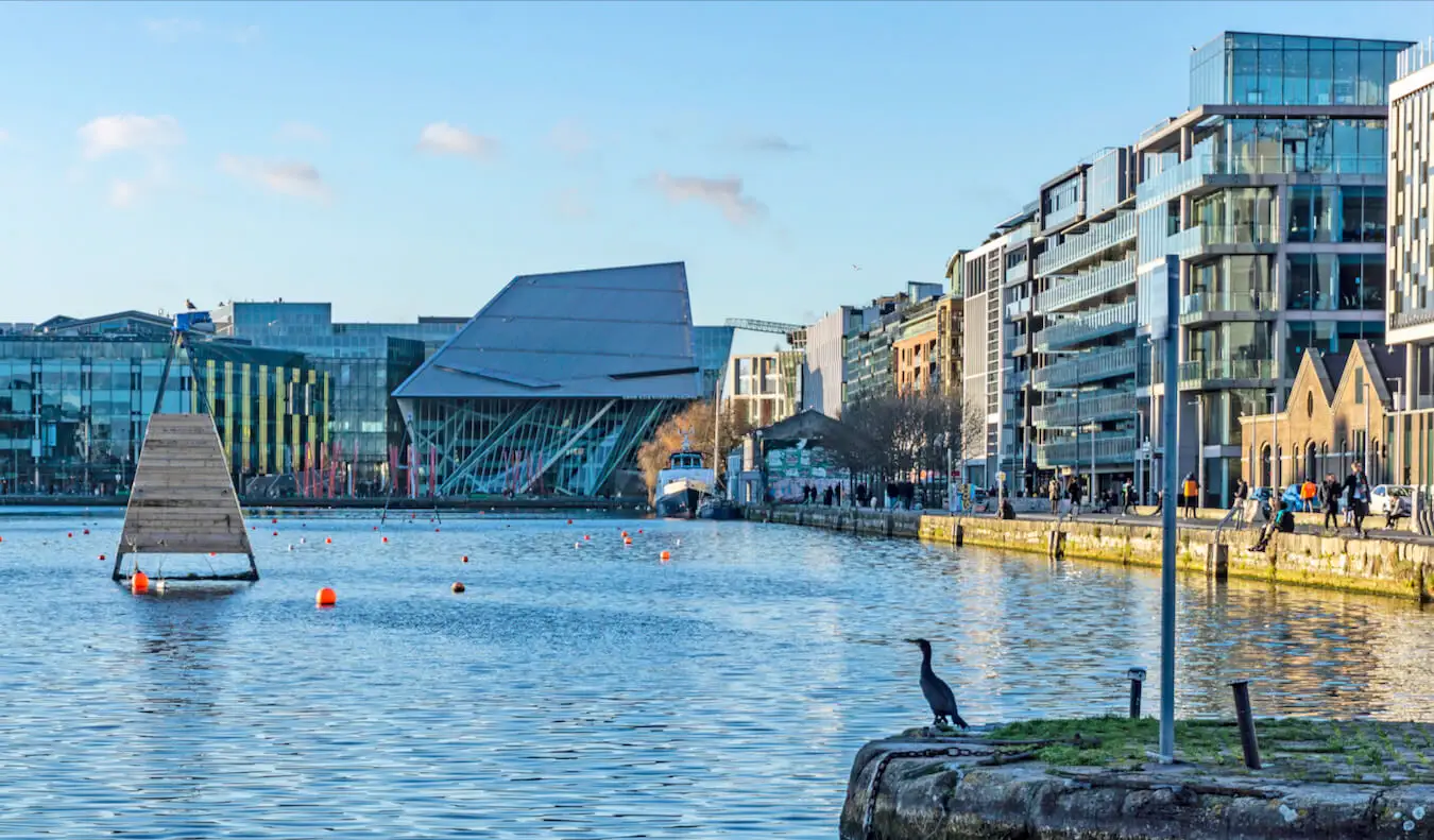 Pemandangan kanal di lingkungan Docklands di Dublin, Irlandia pada hari musim panas yang cerah