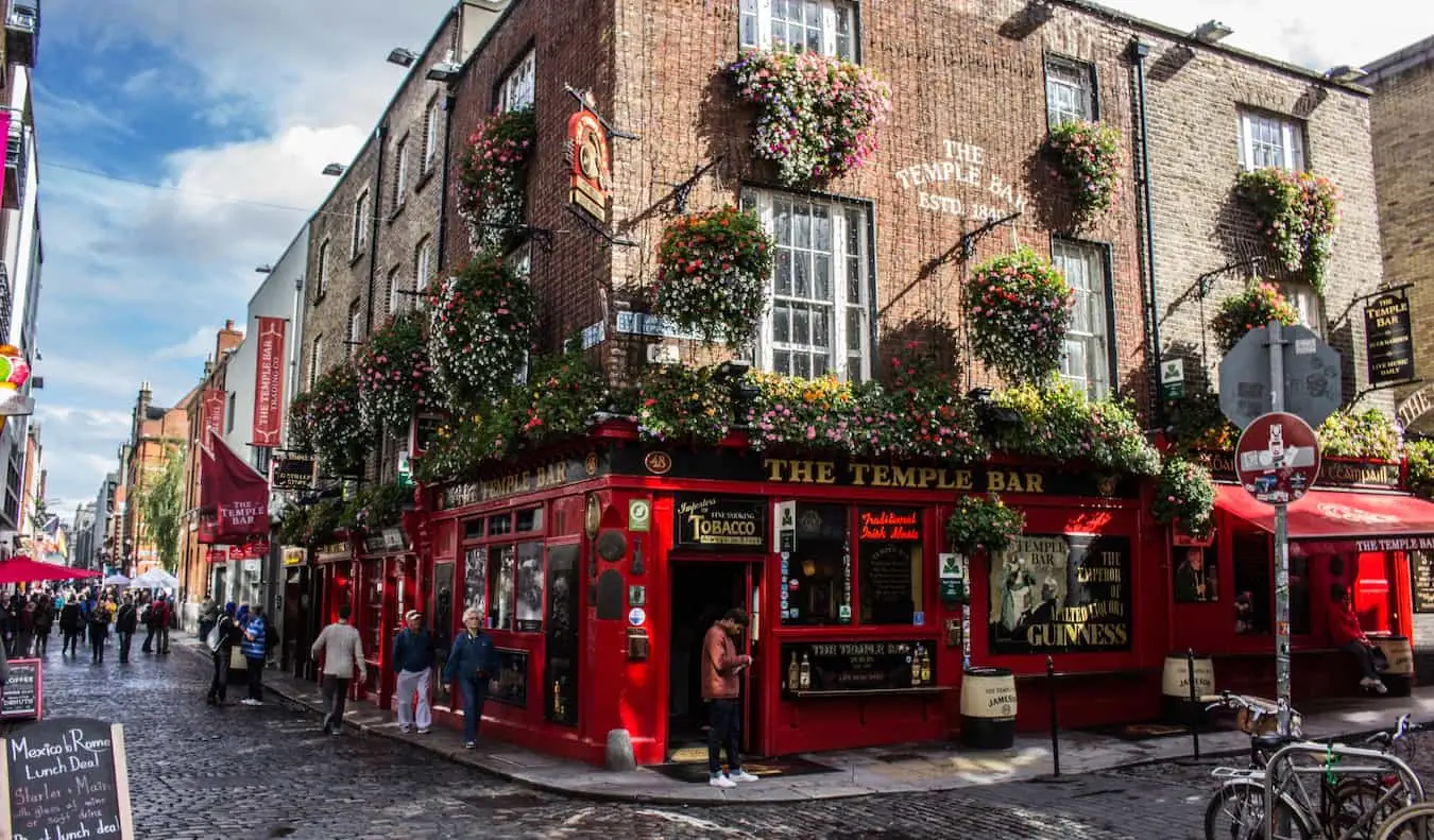 Ikonická a rušná ulica Temple Bar v Dubline v Írsku