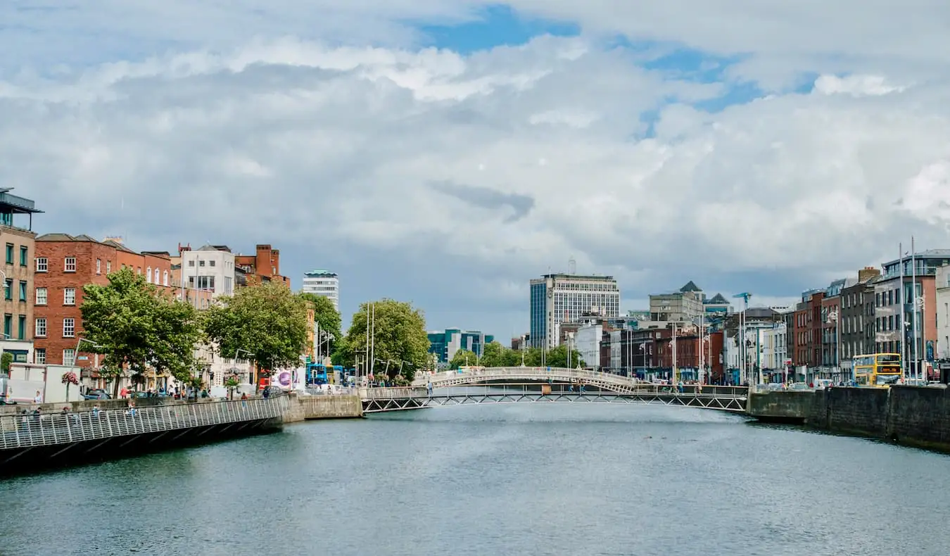 Der Blick auf den Fluss Liffey in Dublin, Irland, der an einem sonnigen Tag über die Stadt taucht