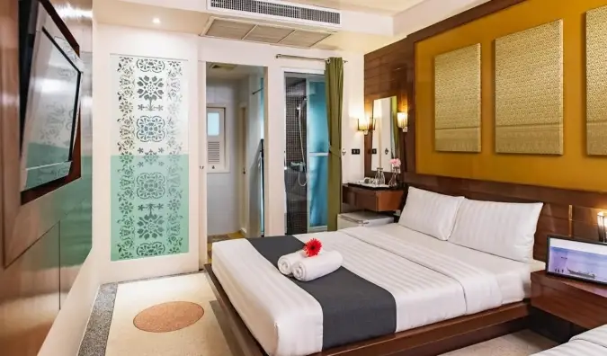 Hotelværelse i traditionel stil med en queensize-seng på D&D Inn i Bangkok, Thailand