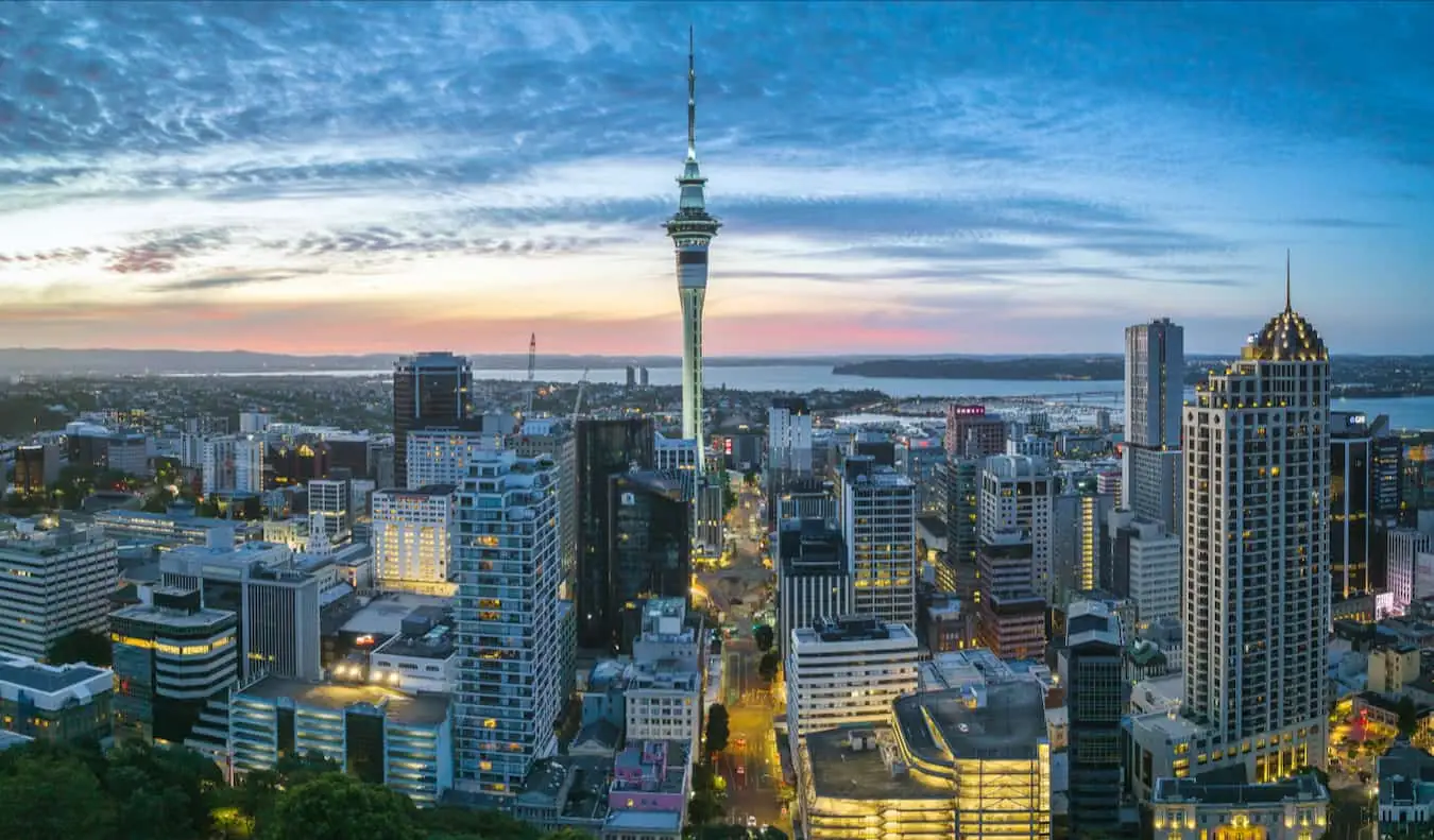 Die atemberaubende Skyline von Central Auckland, Neuseeland, mit dem berühmten Sky Tower