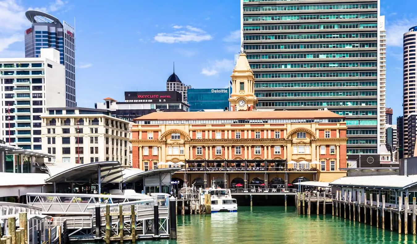 Der Hafen in Britomart, Auckland nahe der Innenstadt mit hohen Gebäuden im Hintergrund