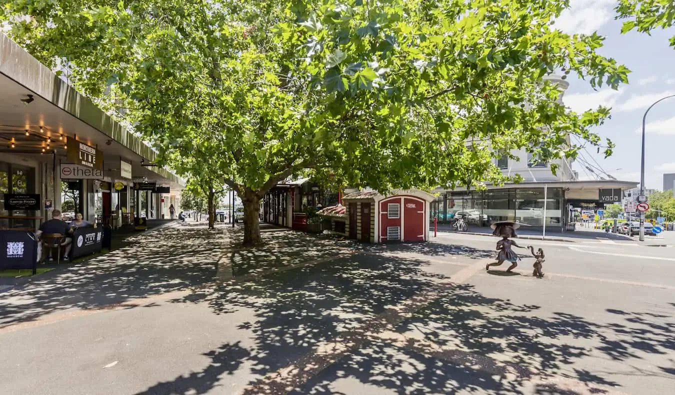 Une journée tranquille sur K Road par une journée ensoleillée à Auckland, en Nouvelle-Zélande