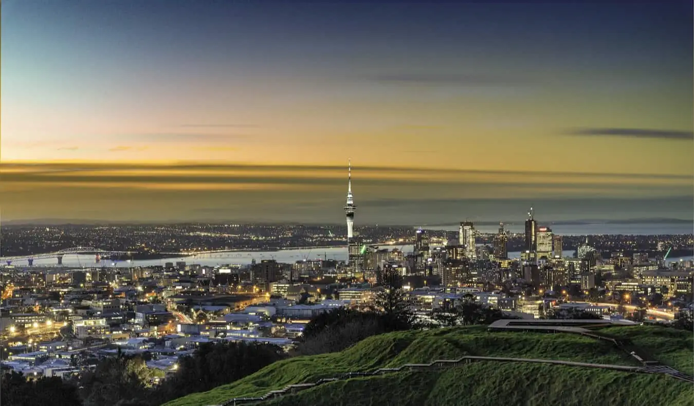 Ang nakamamanghang skyline ng Auckland, New Zealand sa panahon ng makulay na paglubog ng takipsilim