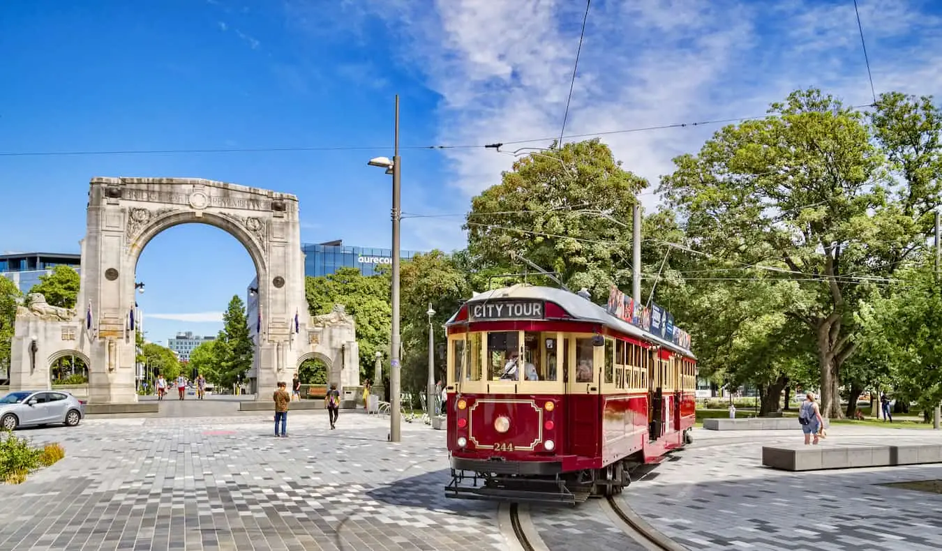 Un tranvía antiguo cerca del Puente del Recuerdo en Christchurch, Nueva Zelanda