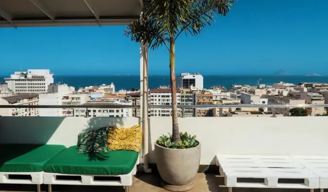 Rooftop terrace na tinatanaw ang lungsod, beach, at karagatan sa Aquarela do Leme hostel Rio de Janeiro, Brazil