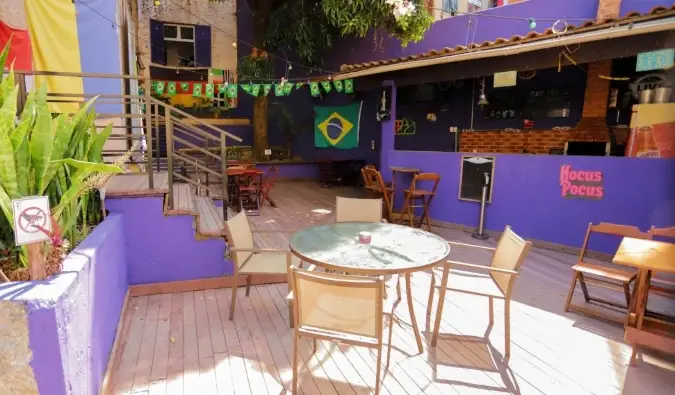 Färgglad utomhusterrass och bar på Pura Vida Hostel i Rio de Janeiro, Brasilien