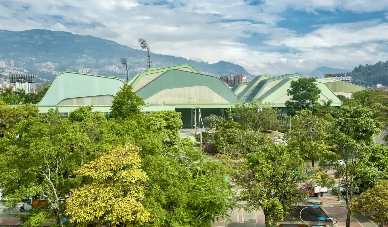 A hatalmas futballstadion Medellinben, Kolumbiában, zöldövezetben