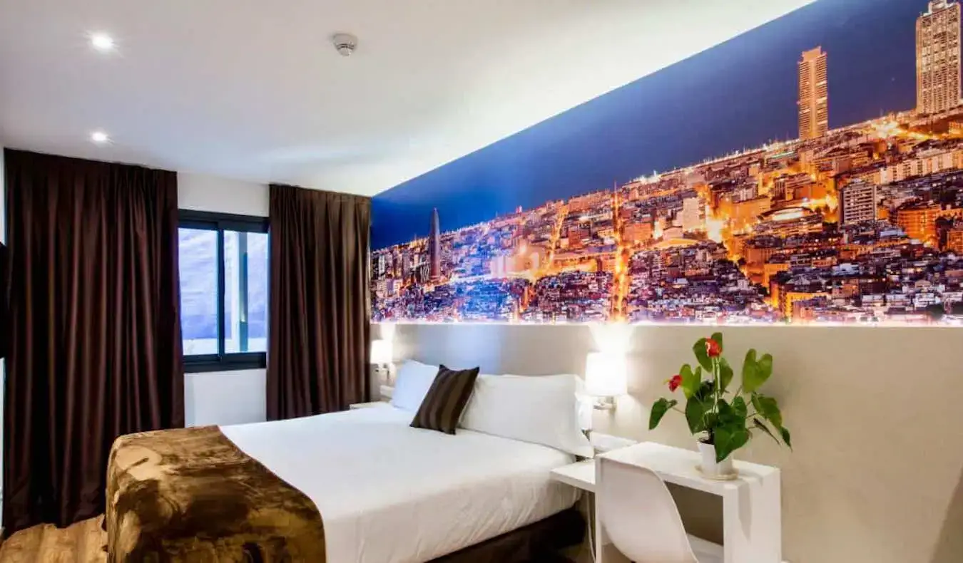 Et stort hotellrom med et stort fotografi av byen på Hotel BestPrice i Barcelona, ​​Spania