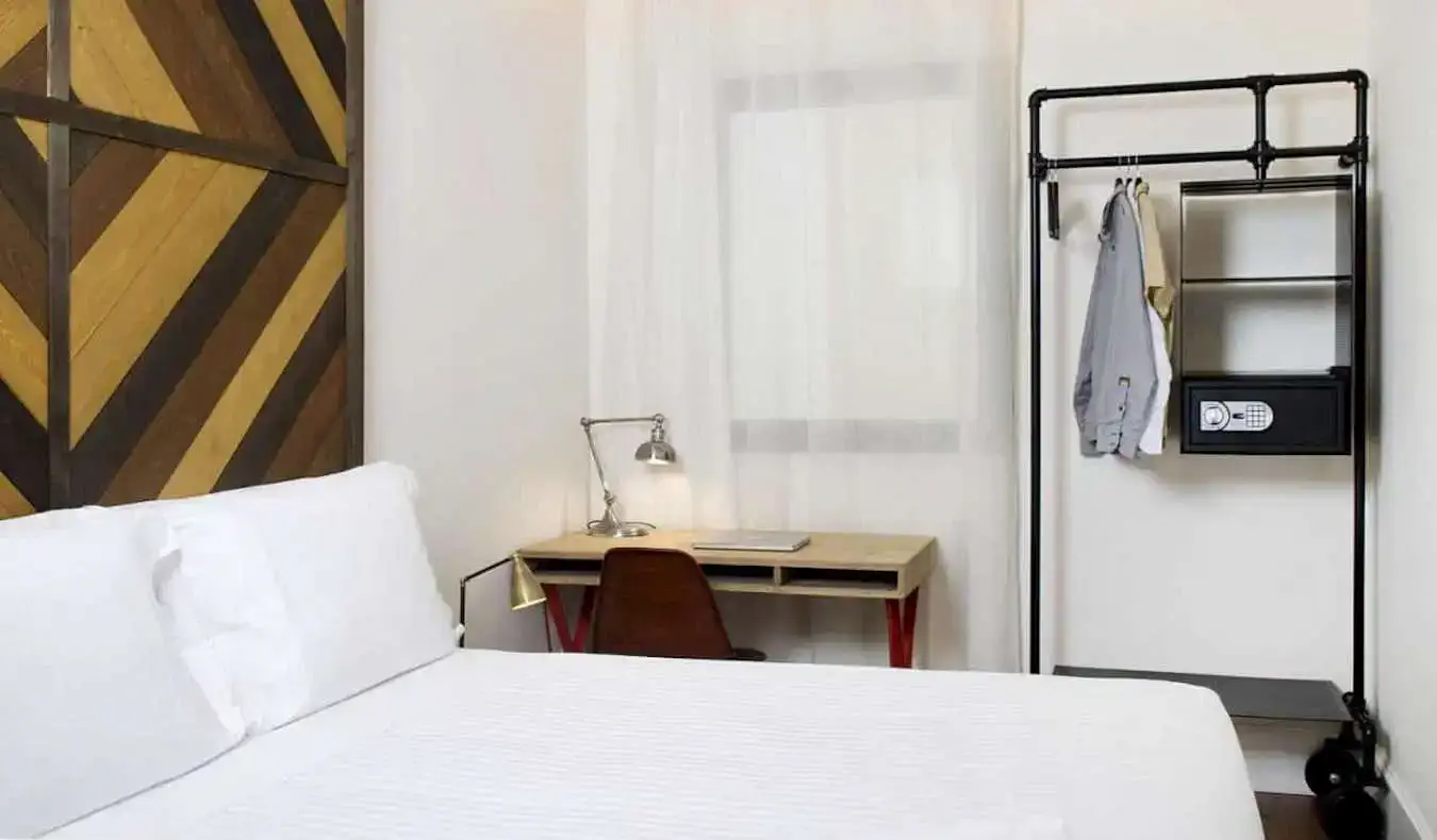 Et lite, men ryddig hotellrom med mye naturlig lys i Barcelona, ​​Spania