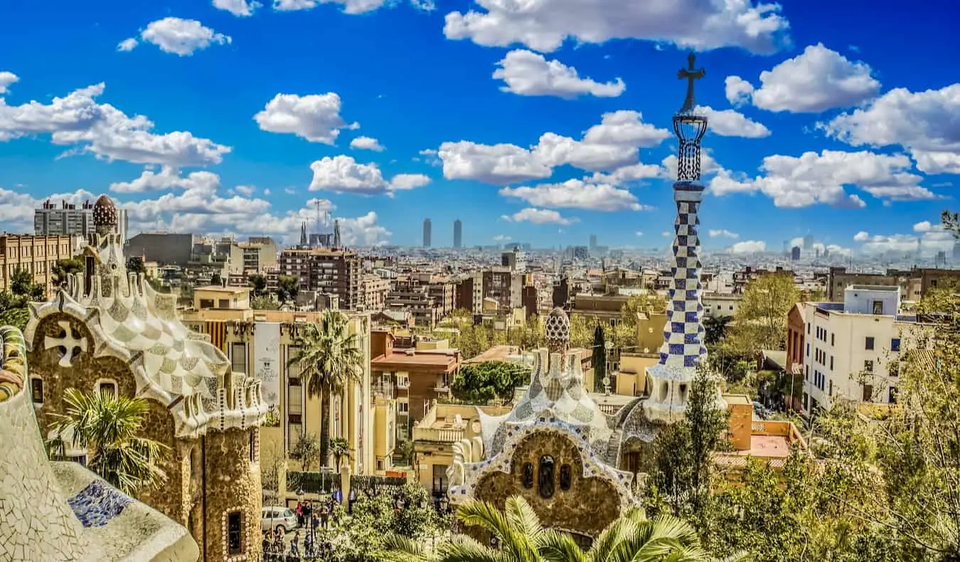 Langit biru di atas Park Guell di Barcelona yang cerah, Spanyol dengan latar belakang cakrawala kota