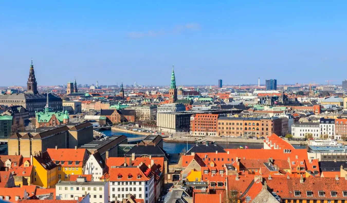 Luftfoto af København, Danmark, med røde hustage, en kanal og kirketårne ​​i bybilledet