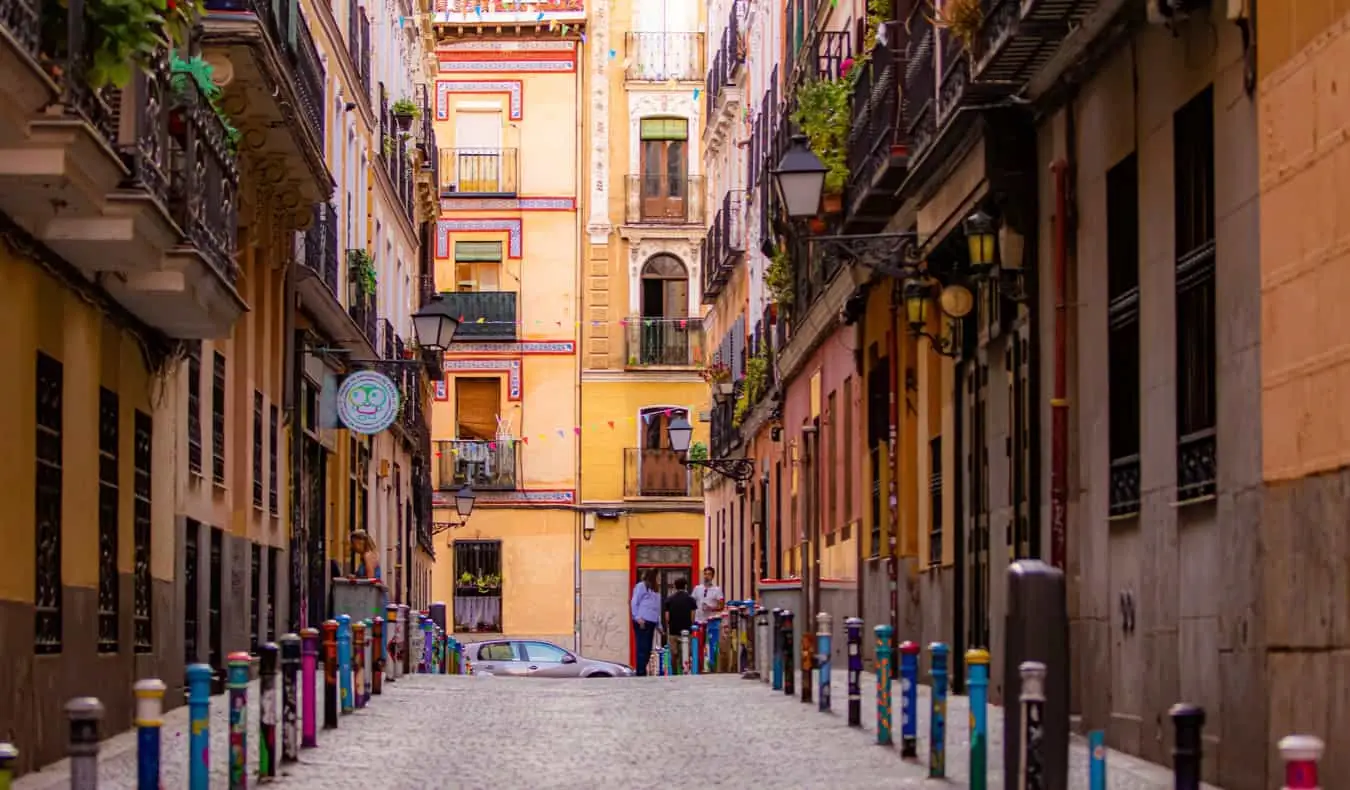 Eine schmale, leere Straße in Malasana, Madrid an einem ruhigen Tag