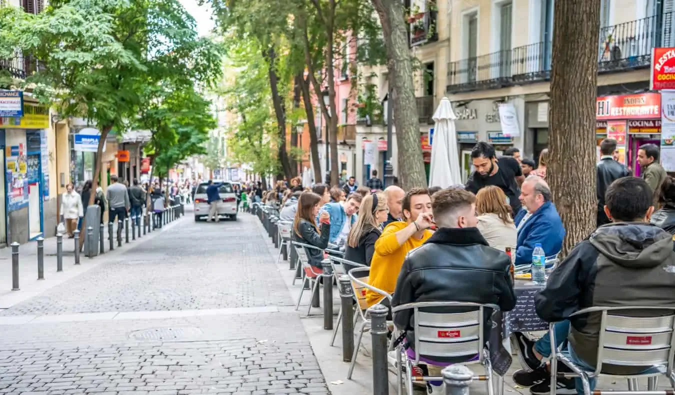 Menschen faulenzen in einem Café in Lavapiés in Madrid, Spanien