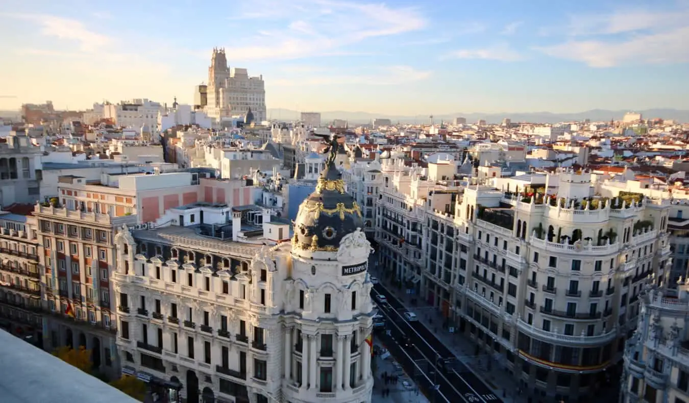 Pusat bandar bersejarah dan latar langit Madrid, Sepanyol pada hari yang cerah