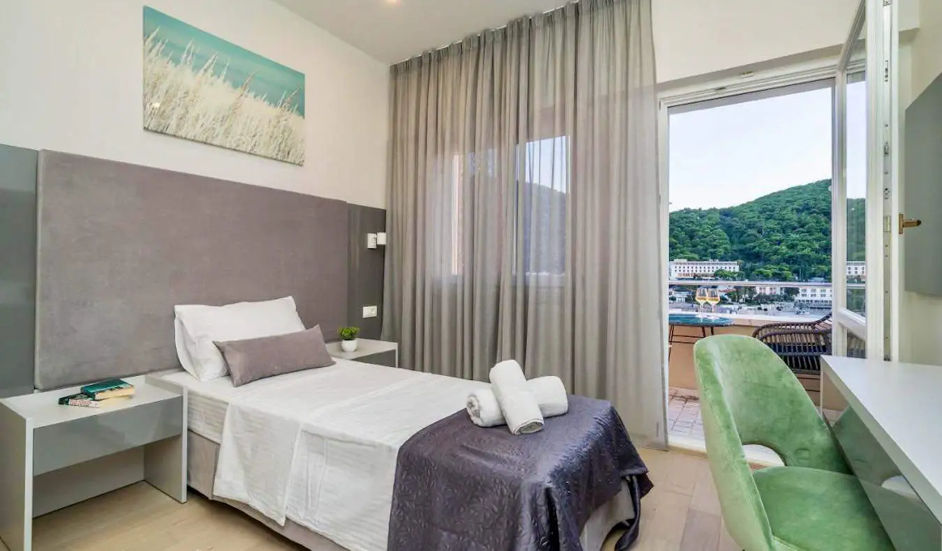 Kamar hotel besar dan lapang di Art Hotel di Dubrovnik, Kroasia