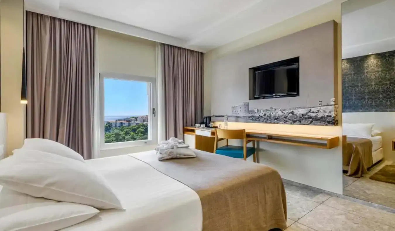 Kamar yang nyaman dan santai dengan banyak cahaya alami di Hotel Lero di Dubrovnik, Kroasia