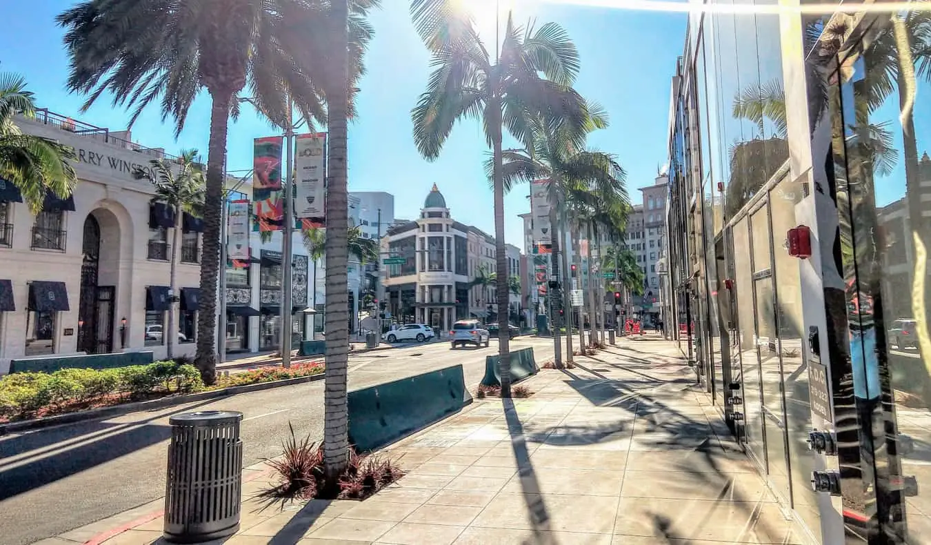 Eine luxuriöse Einkaufsstraße in Beverly Hills, Los Angeles an einem sonnigen Sommertag