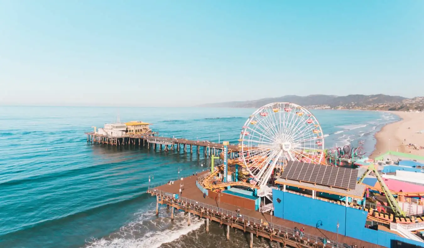 De Santa Monica Pier in de zomer in Los Angeles, Californië