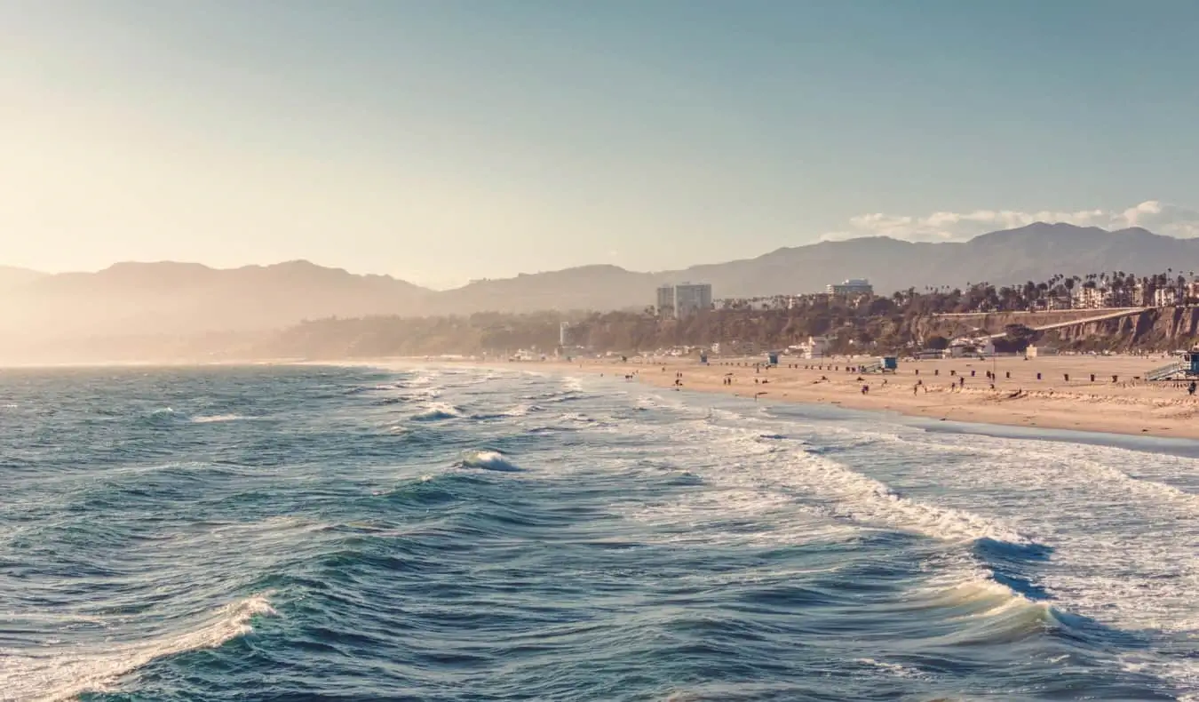 Pantai berpasir yang luas di Los Angeles, Amerika Syarikat pada musim panas