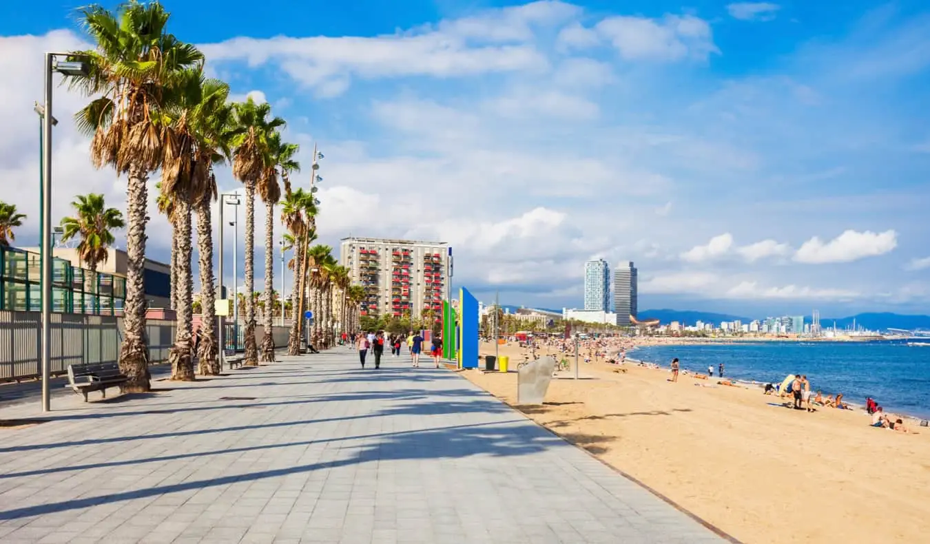 A icônica praia de La Barceloneta ao longo da costa de Barcelona, ​​Espanha