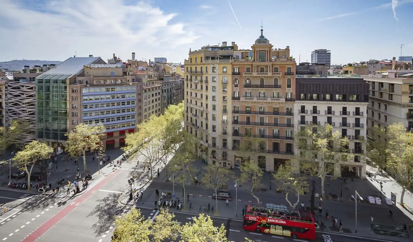 A vista do bairro Gracia e seus edifícios residenciais em Barcelona, ​​Espanha