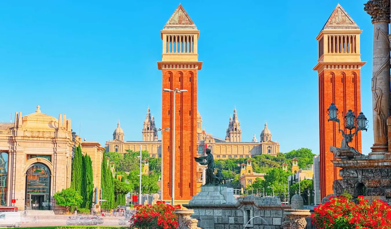 Torres coloridas de Ventian no distrito de Sant Antoni em Barcelona, ​​Espanha