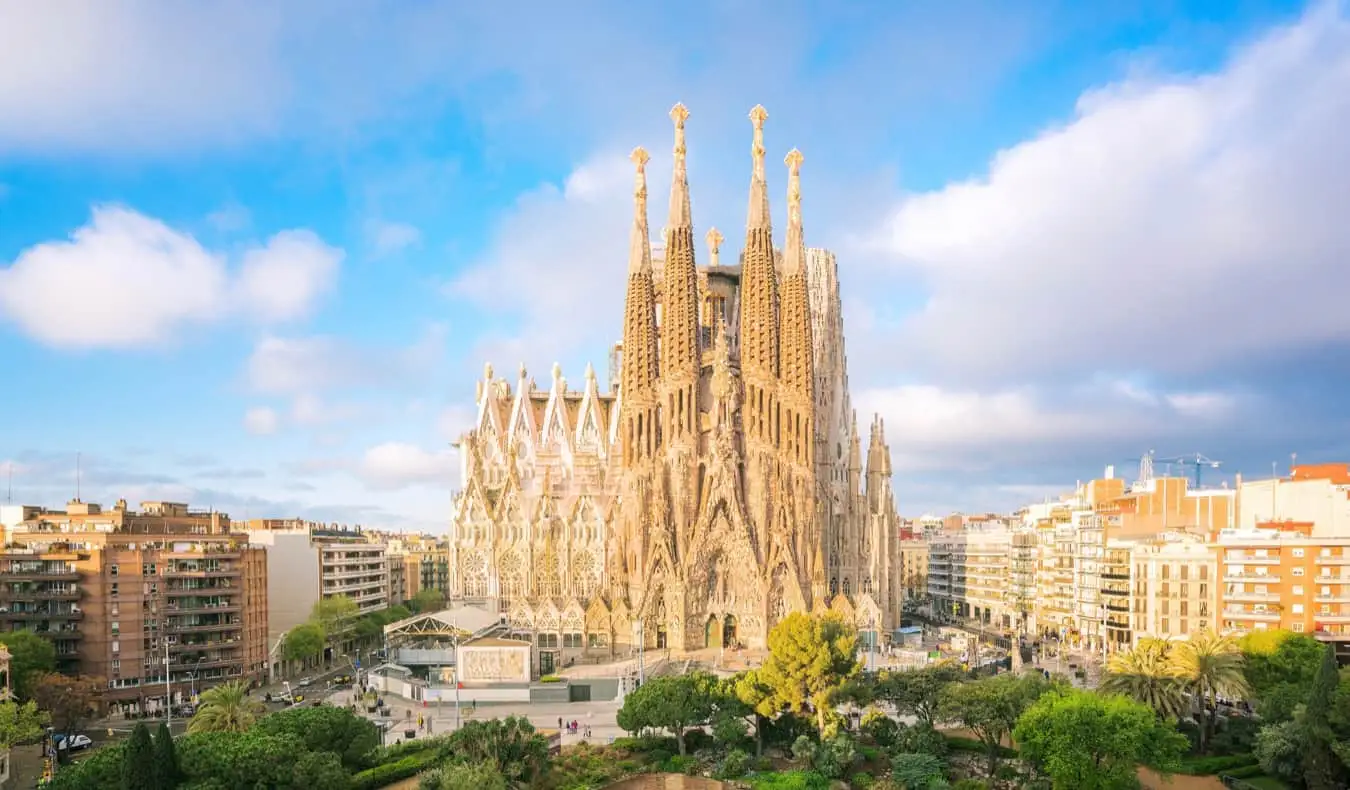 Slávna La Sagrada Familia za slnečného dňa v Barcelone v Španielsku