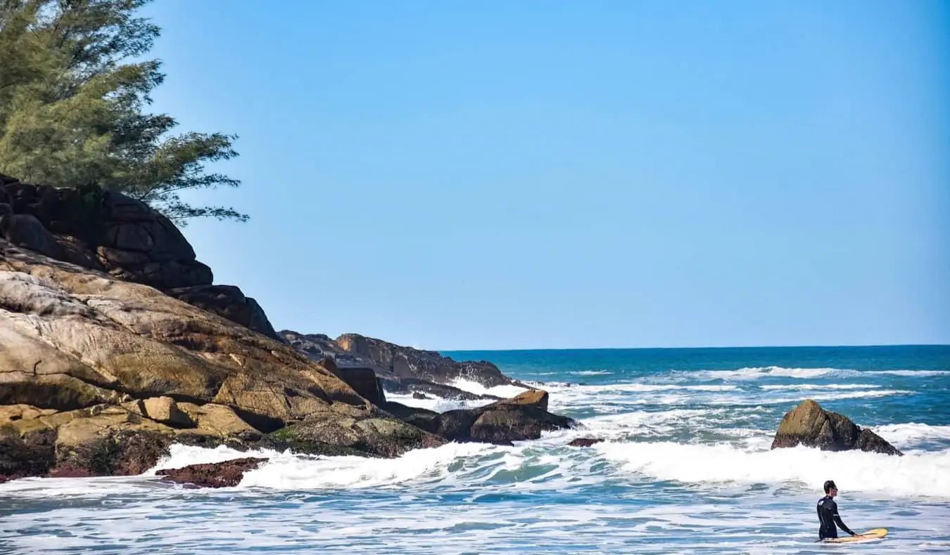 một người đàn ông lướt sóng trên bãi biển ở Florianopolis, Brazil