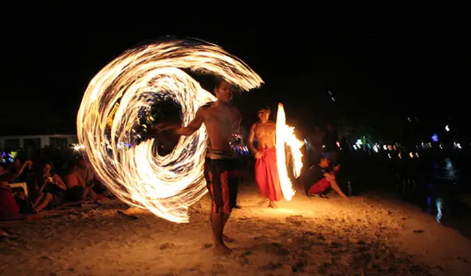 Seorang penari api di pantai Haat Rin di thailand