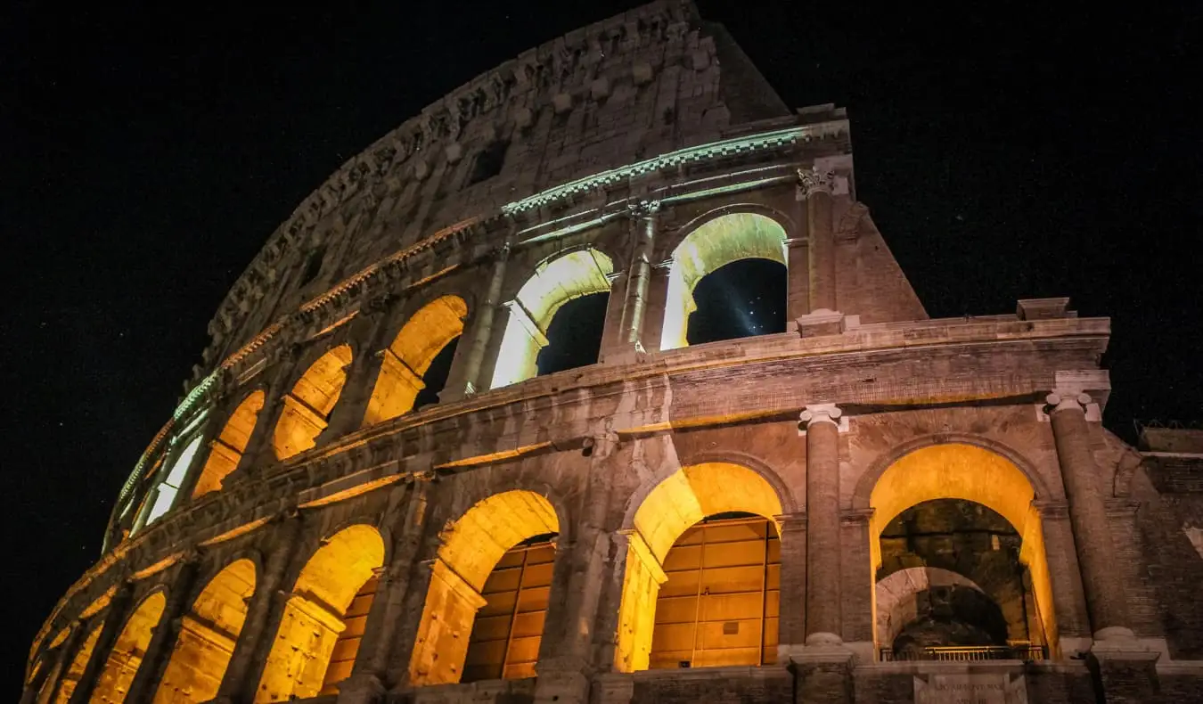 Người dân ngồi trên cầu thang gần các quán bar vỉa hè ở Rome