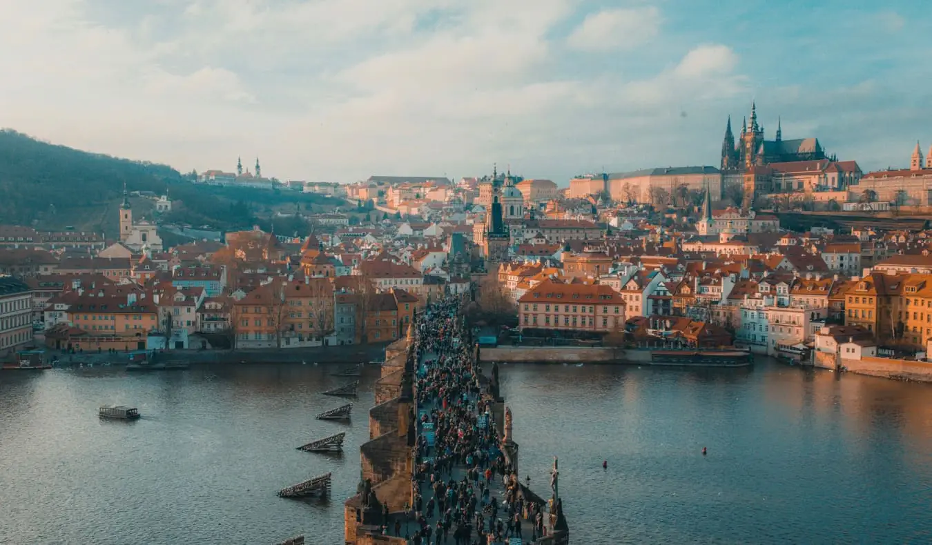 Turister som trängs en bro i Prag, Tjeckien