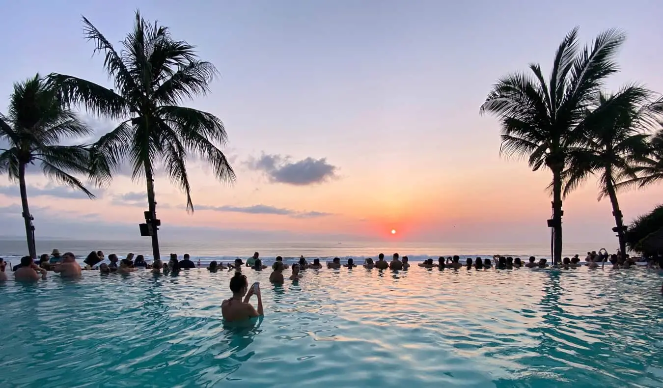 Gente che fa festa in piscina a Bali