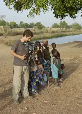 Brook Silva Braga filmando el documental de viajes Un día en África