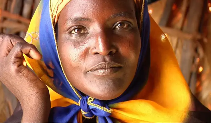 Una mujer africana mirando a la cámara durante el rodaje de Un día en África