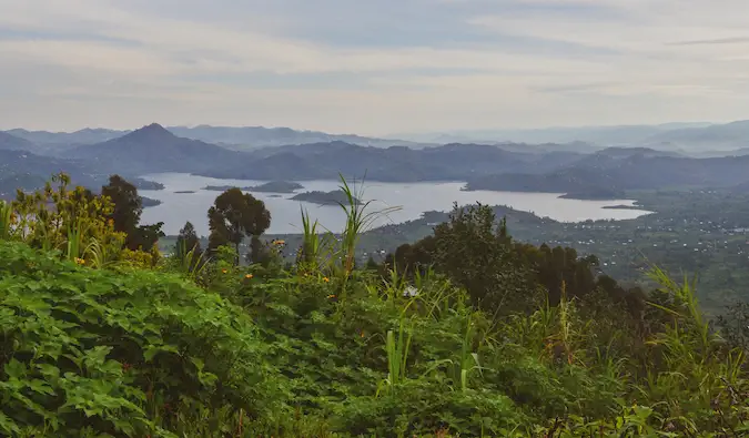 Výhľad na dve jazerá v Musanze a pohorie Virunga