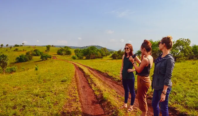 três mulheres na estrada em Akagera, Ruanda