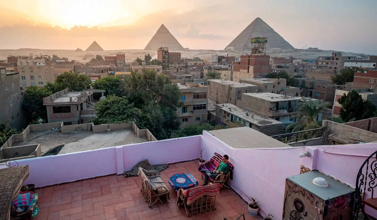 Balkonen på et lokalt hotel i Kairo med udsigt over pyramiderne i Egypten