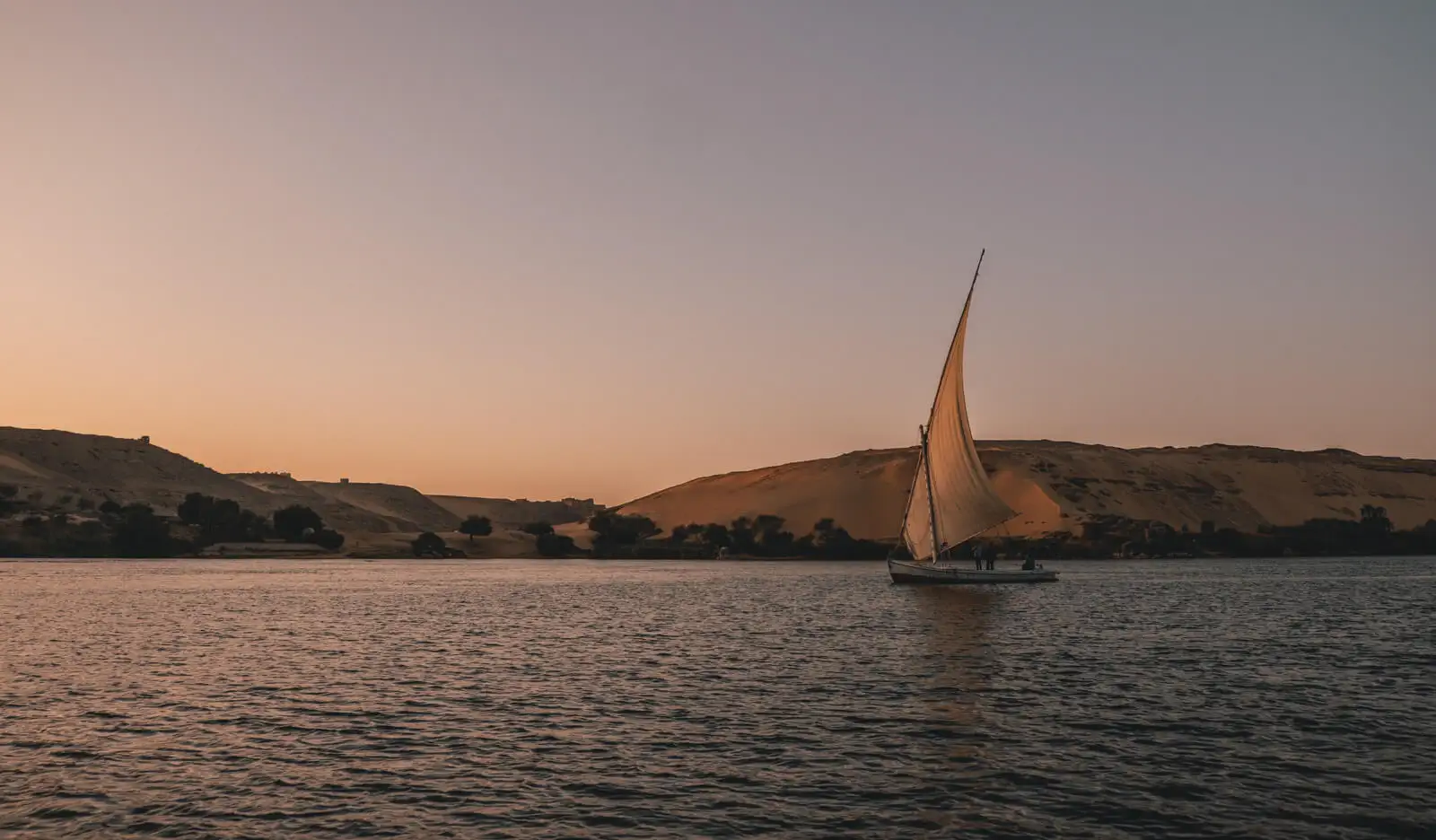 En liten lokal segelbåt på Nilen i Egypten