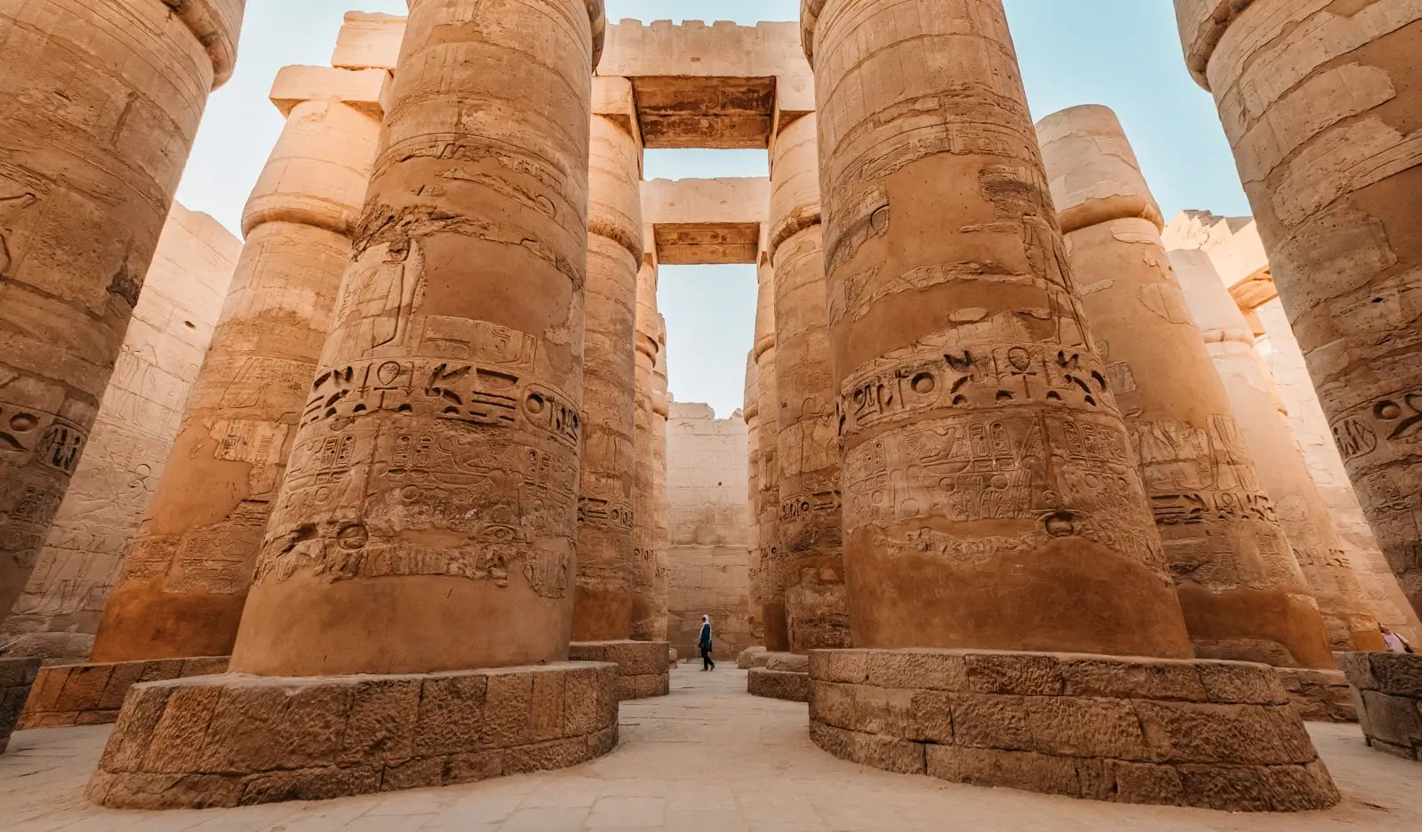 Massive søjler nær pyramiderne i Egypten