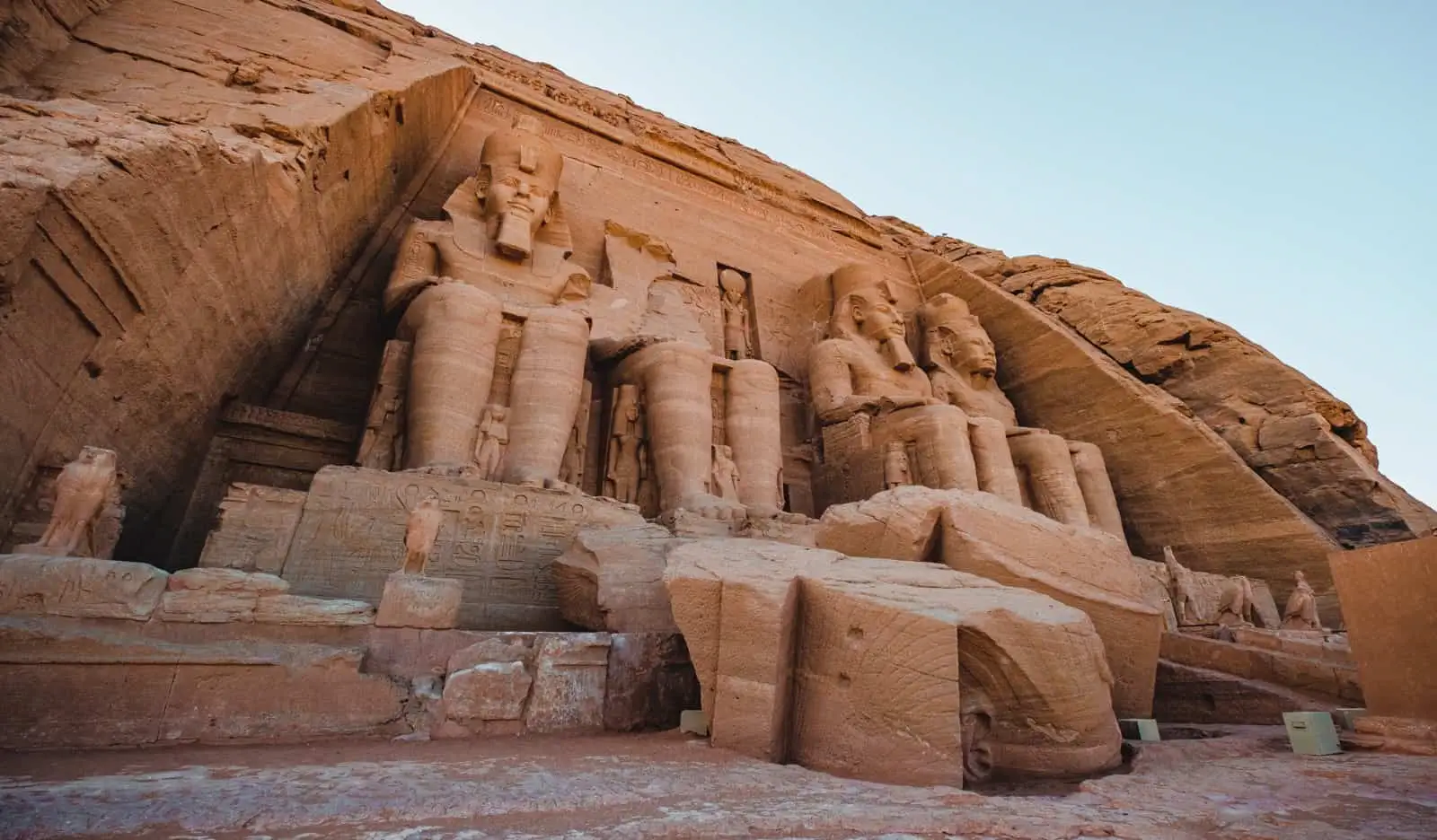 Forntida stenmonument i den egyptiska öknen