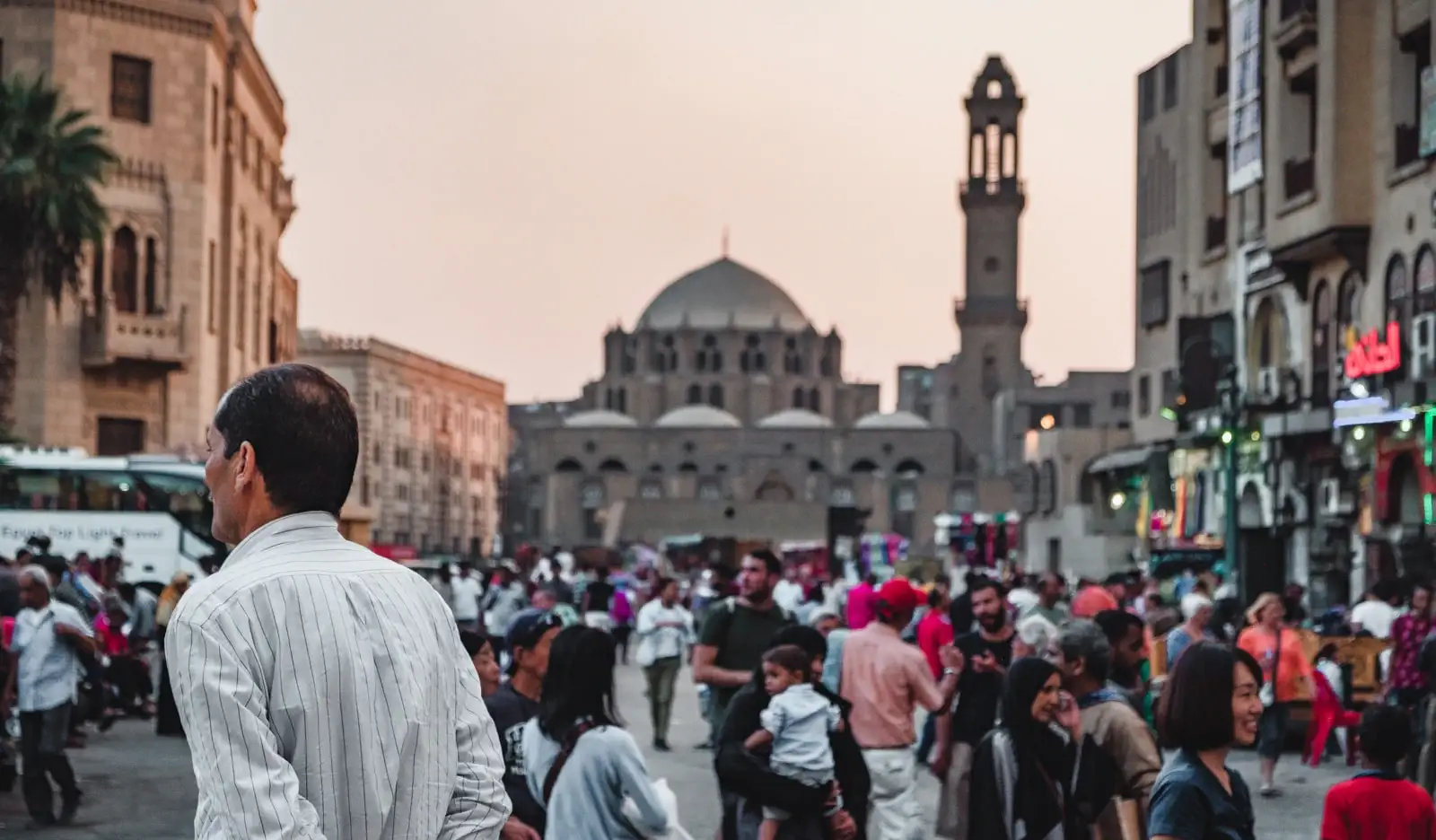 Rušné ulice egyptské Káhiry plné místních obyvatel