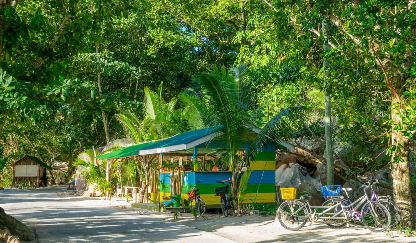 Isang side stand na may mga bisikleta na nakaparada sa harapan sa Seychelles