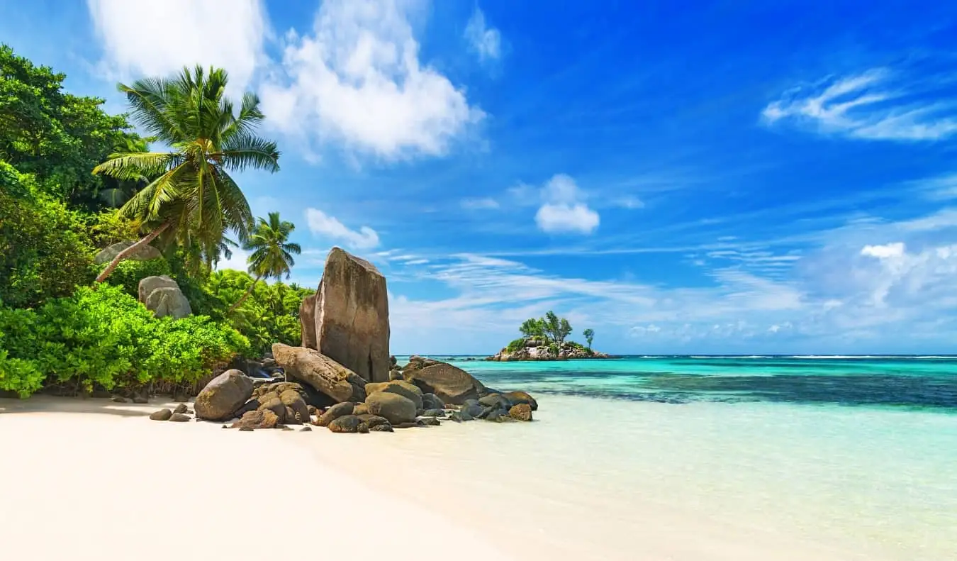 Een prachtig wit zandstrand op de Seychellen