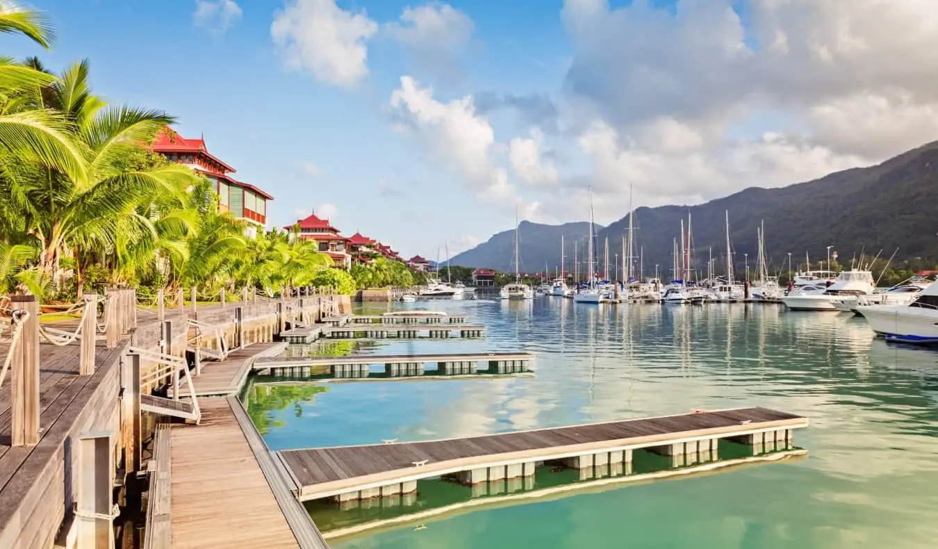 Een haven vol boten op de Seychellen