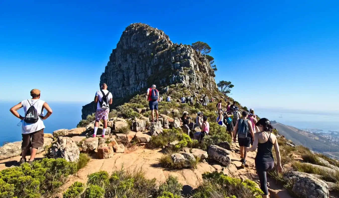 Oameni care fac drumeții pe Lions Head în Cape Town, Africa de Sud, într-o zi luminoasă și însorită